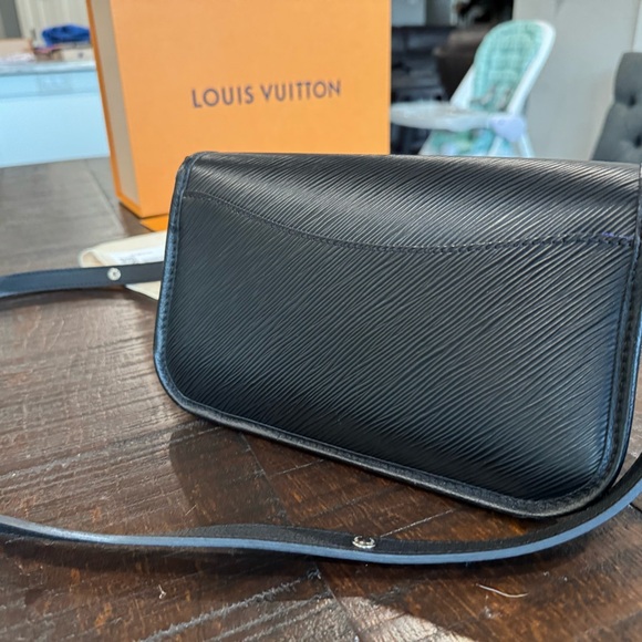 Louis Vuitton Buci Crossbody Black Epi Leather - EXCELLENT Condition - Picture 4 of 15